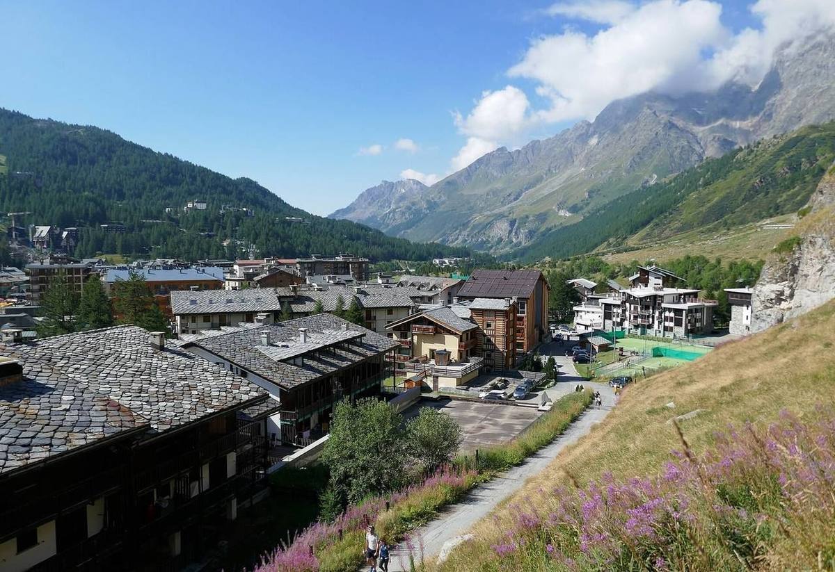 Il paese d'estate, tetti in pietra