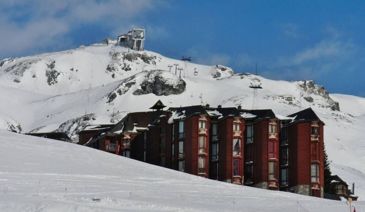 Stazione degli impianti in quota sotto la neve