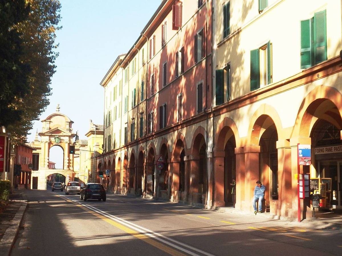Il portico all'arco del Meloncello
