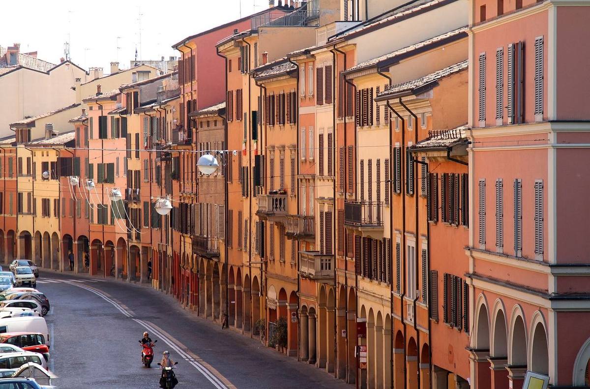 Via Saragozza con le case colorate e i portici