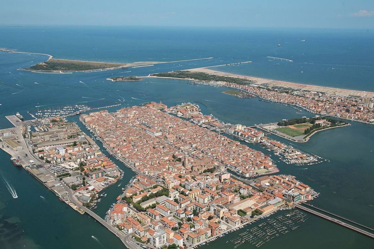 Chioggia dall'alto: l'isola, i canali e la laguna