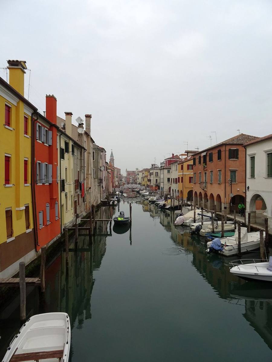 Case colorate lungo un canale di Chioggia