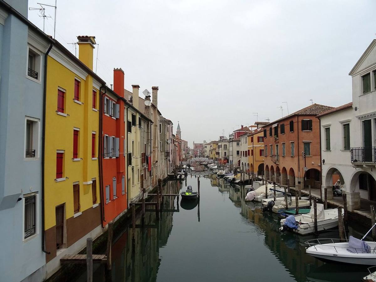 Barche lungo la riva del canale