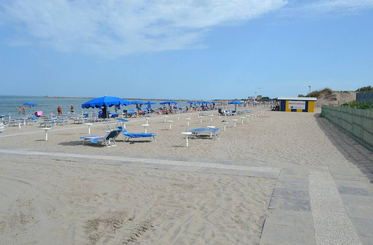 La spiaggia di Sottomarina con gli ombrelloni