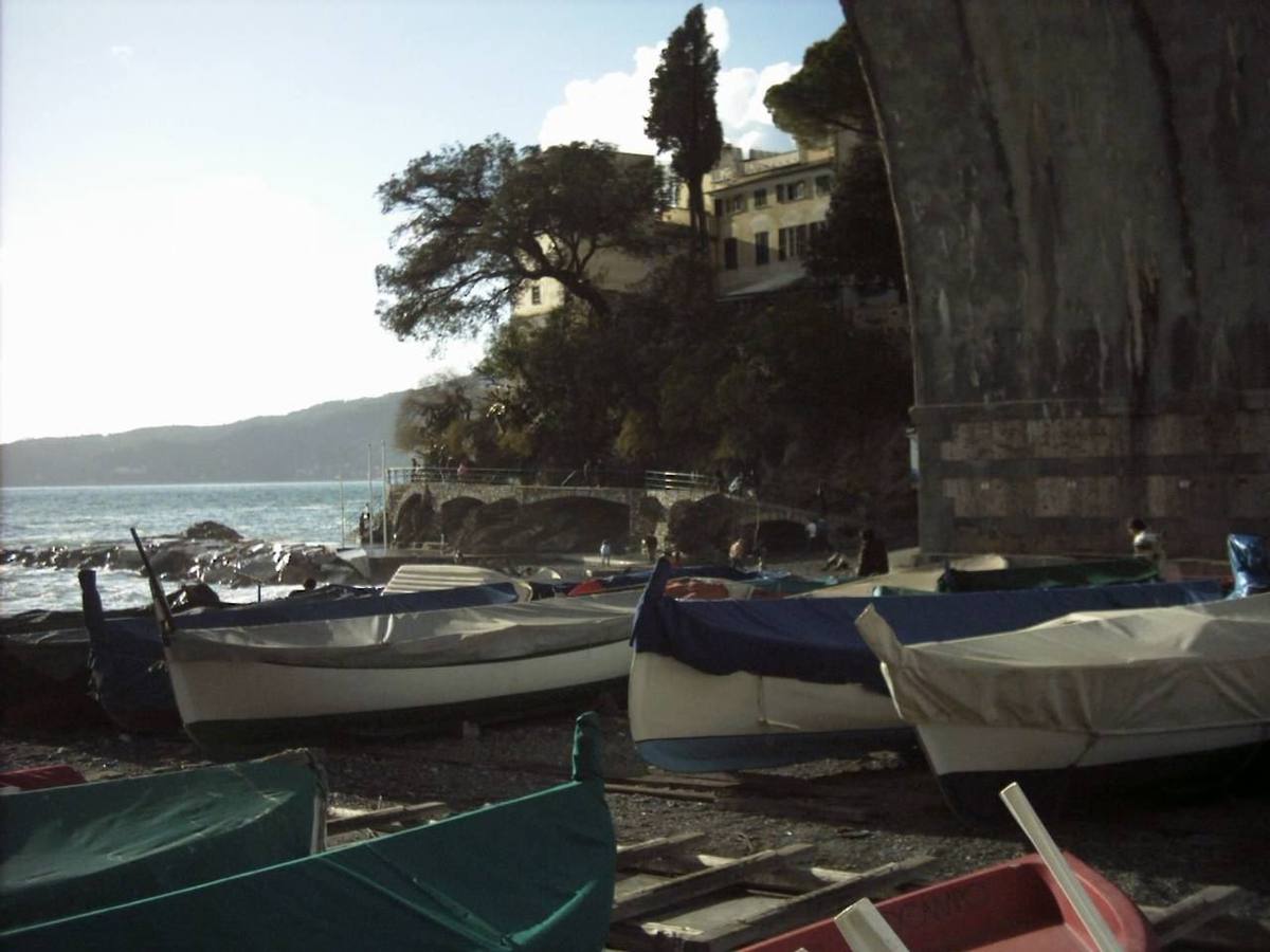Barche sulla riva sotto l'arco