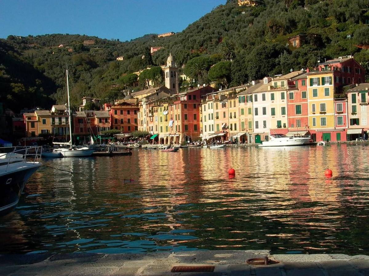 Le case di Portofino riflesse nell'acqua del porto