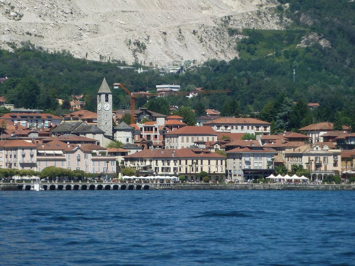 Baveno sotto la montagna