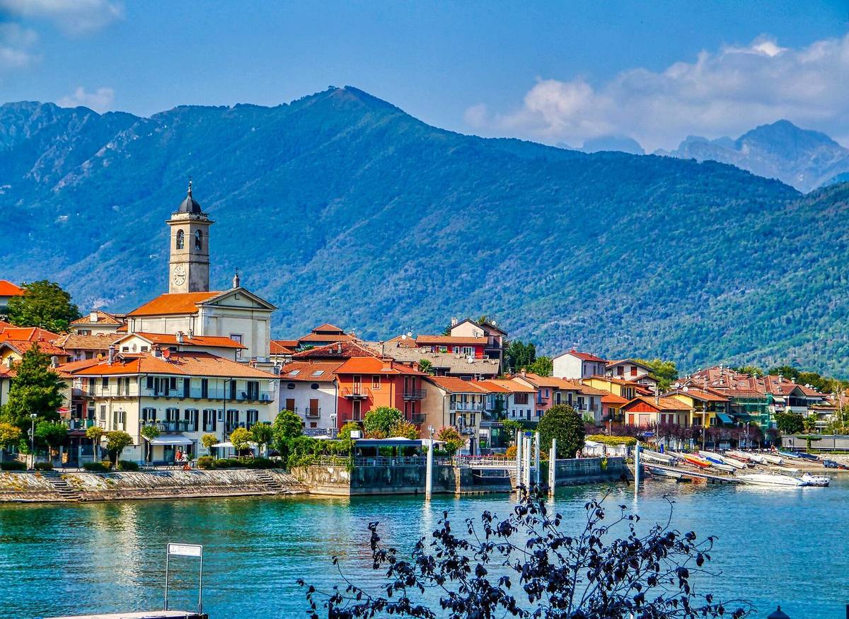 Un paese con il campanile sulla riva del Lago Maggiore