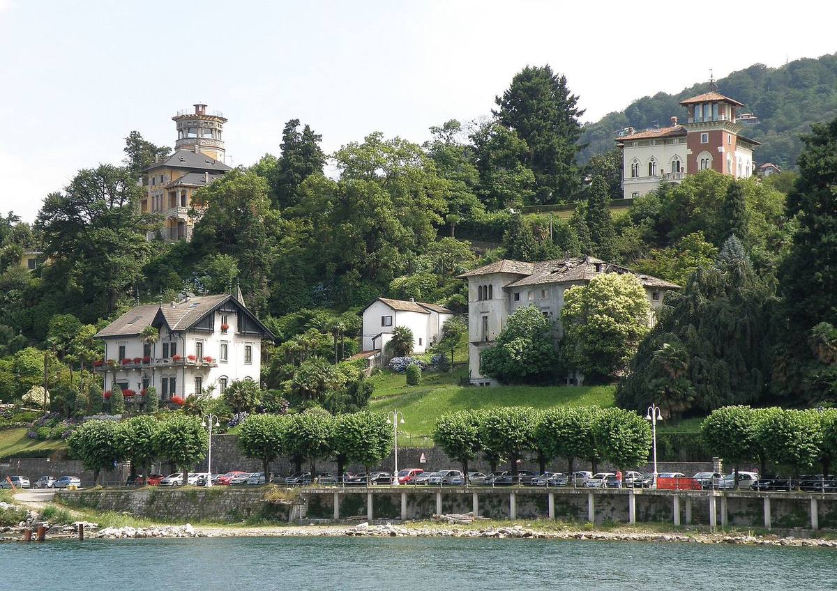 Ville sul pendio sopra il lago