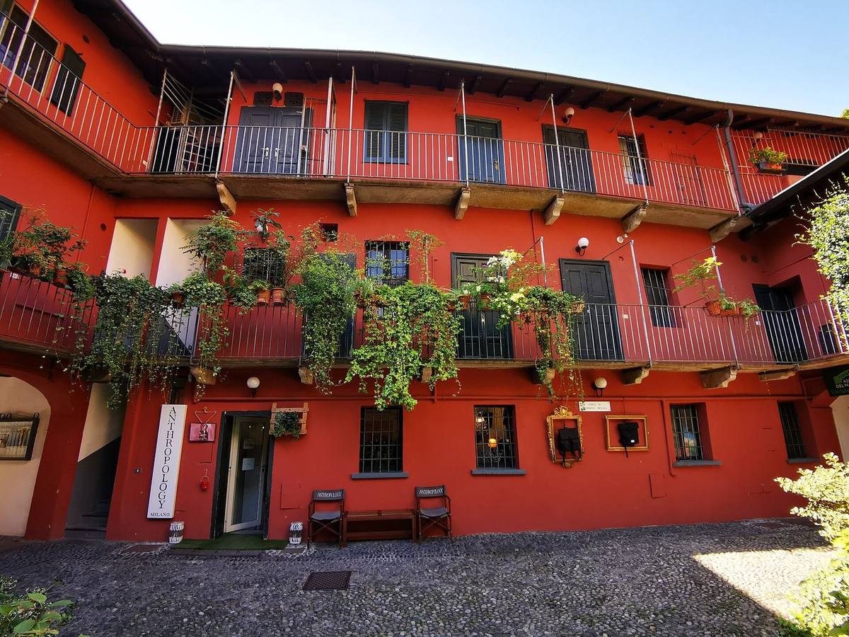 Un cortile di ringhiera con fiori