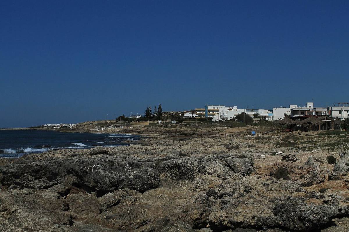 Torre San Giovanni sulla costa di scogli