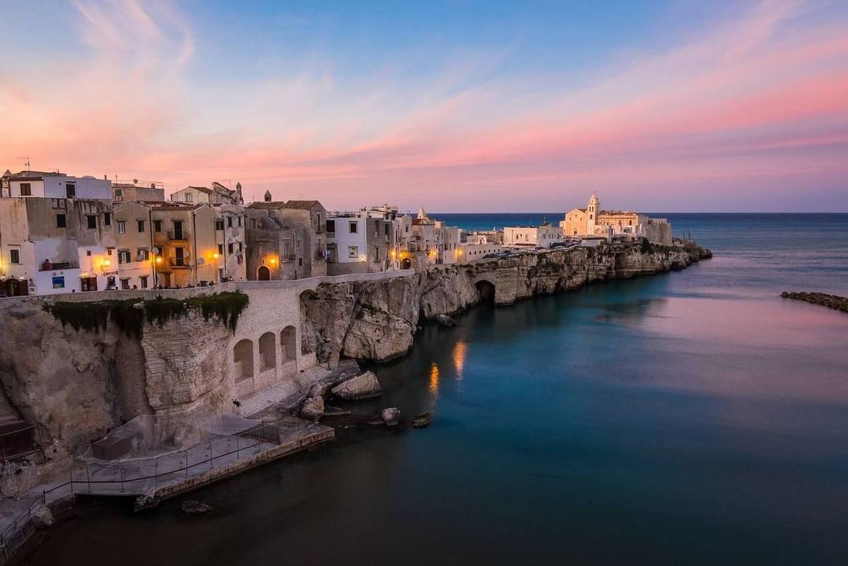 Il centro storico di Vieste sul mare al tramonto
