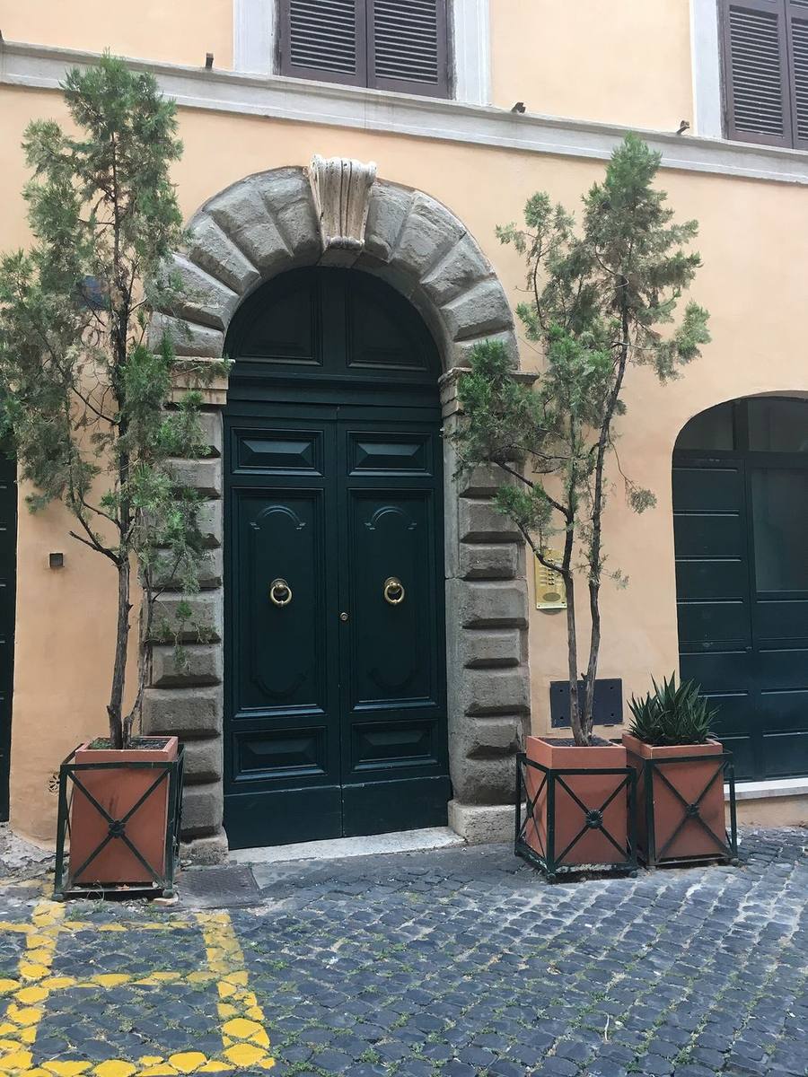 Il portone verde di una casa romana