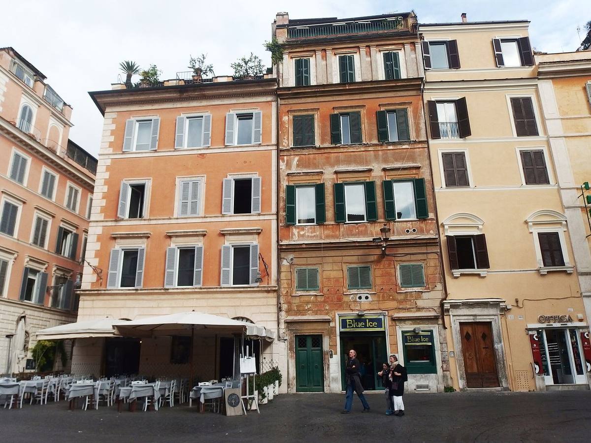 Facciate di case romane