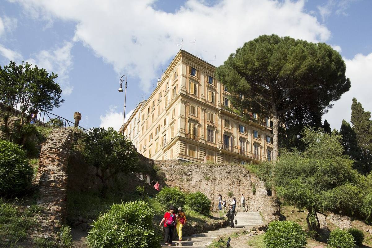 Palazzi e pini a Monti