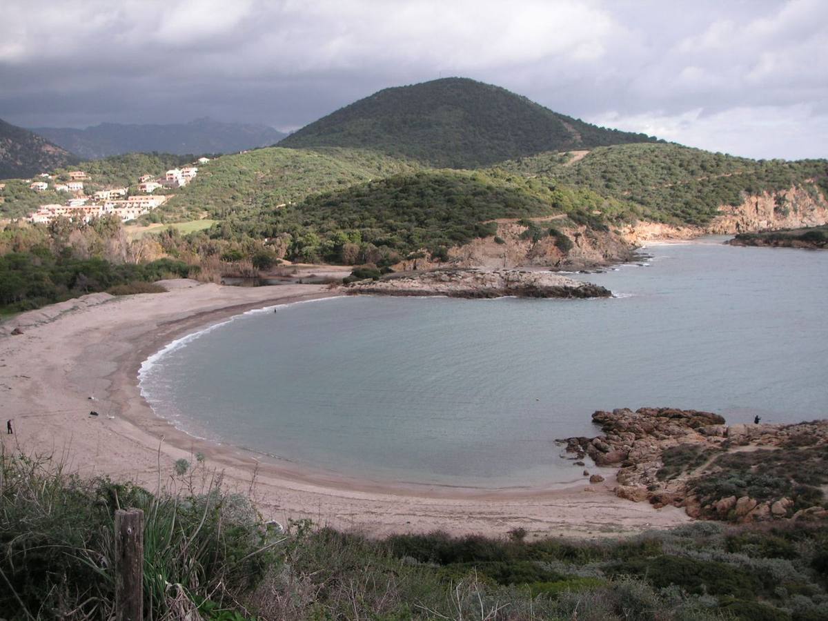 La baia di Chia la sera
