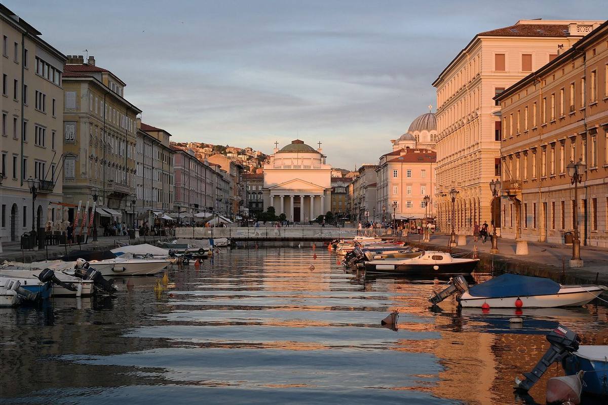 Il Canal Grande di Trieste la sera