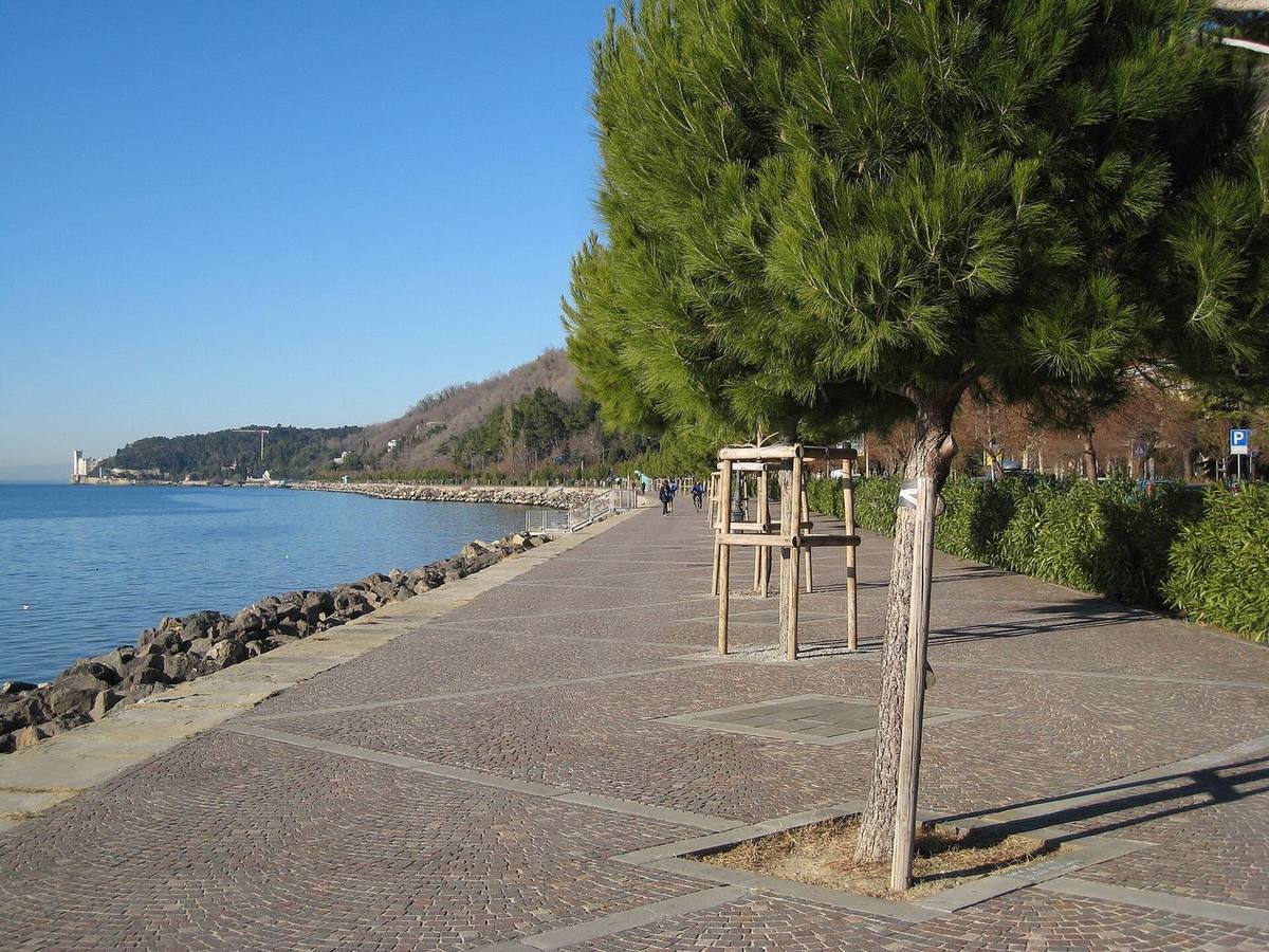 La passeggiata lungo il mare